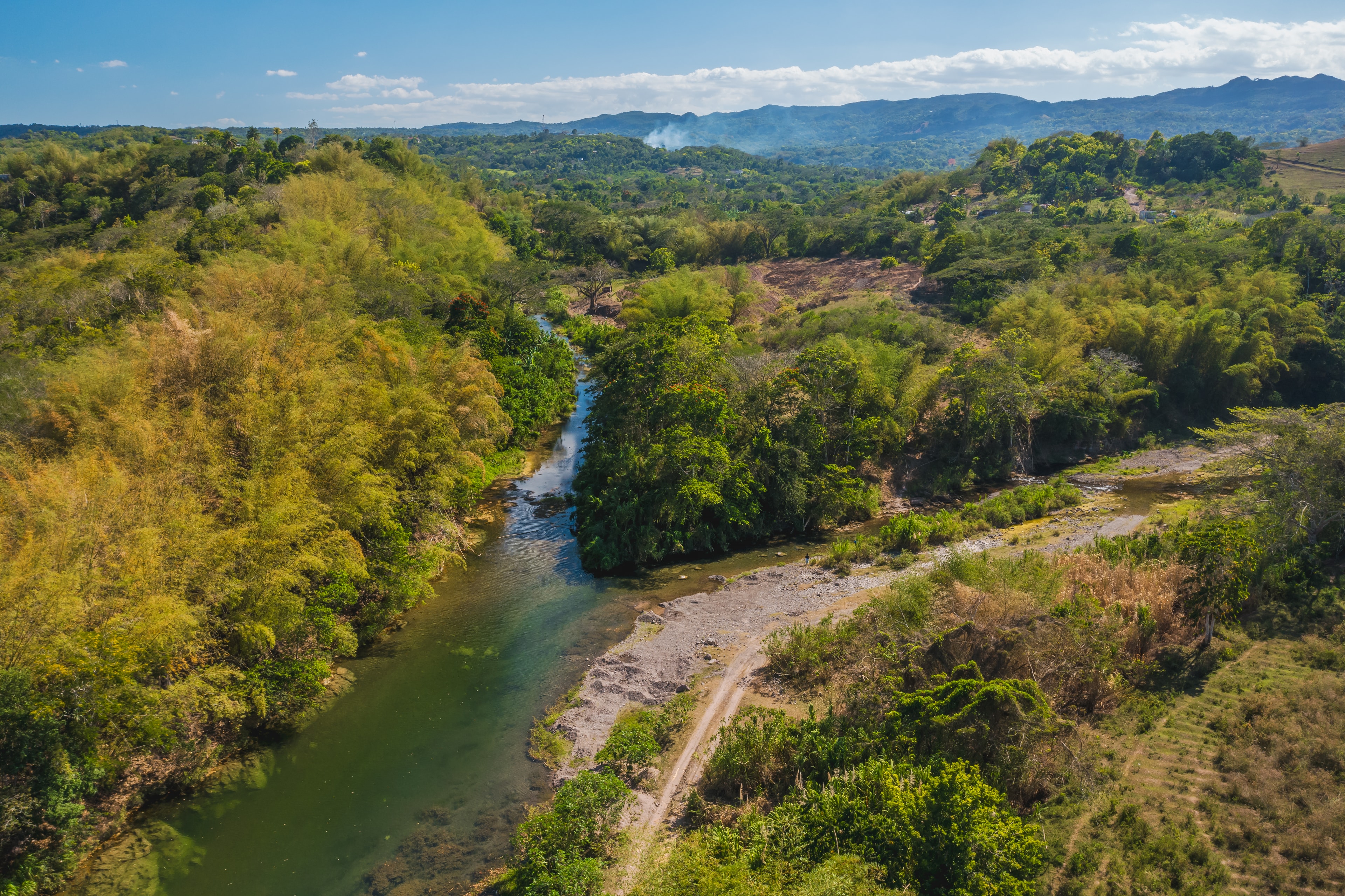 Rio Minho — river bank with boulders and stones